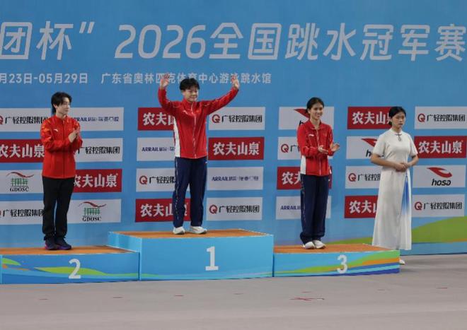 墨西哥看世界杯遭持枪抢劫中国男子已平安回国,当事人:飞机落地时听到《故乡的云》我们眼泪都出来了,祖国就是我们最强大的靠山