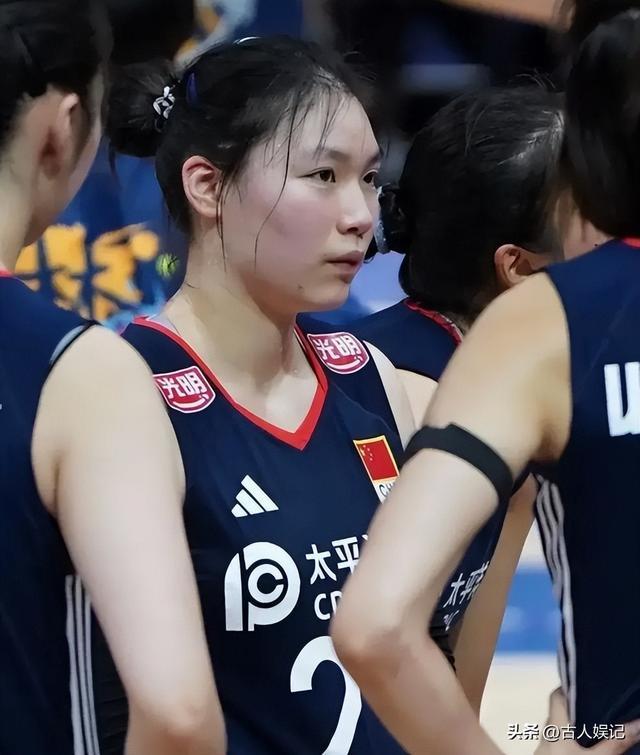 方媛现身安徽老家,又矮又壮,素颜不如路人,一人吃8个菜引争议