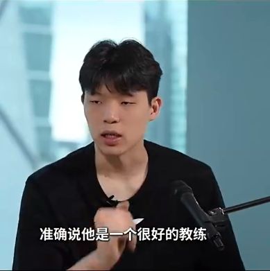 林俊杰带女友看F1，小姑娘紧张得不行，但一身行头可不简单