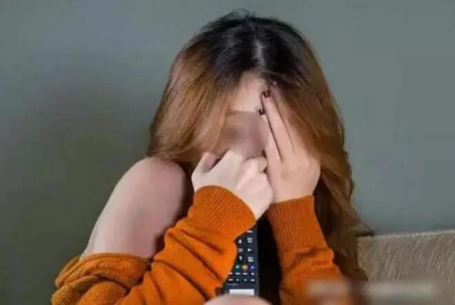 痛失好局,瑞士主帅雅金在球队被卡塔尔绝平后怒摔水瓶