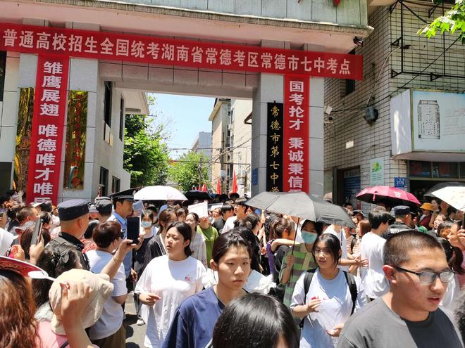 刘某某主动与男性发生性关系,事后以“自杀、举报被强奸、到单位或子女学校闹事”等勒索近20万元,当地通报