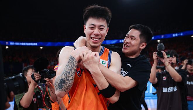 又出一位门神!沙特门将奥韦斯单场9次扑救,比沃齐尼亚还多