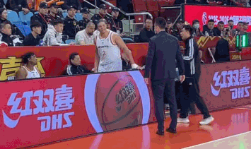 突发!广东男篮官宣:杜锋身体不适前往医院就诊 由助教暂代指挥