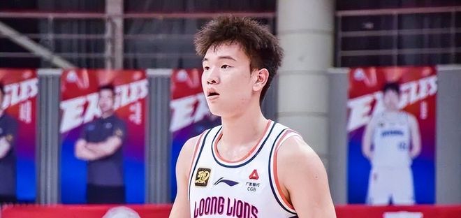 他是上海知名解说,曾和董路互怼闹上法庭,如今仍是嘴下不留情