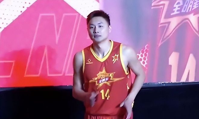他是上海知名解说,曾和董路互怼闹上法庭,如今仍是嘴下不留情