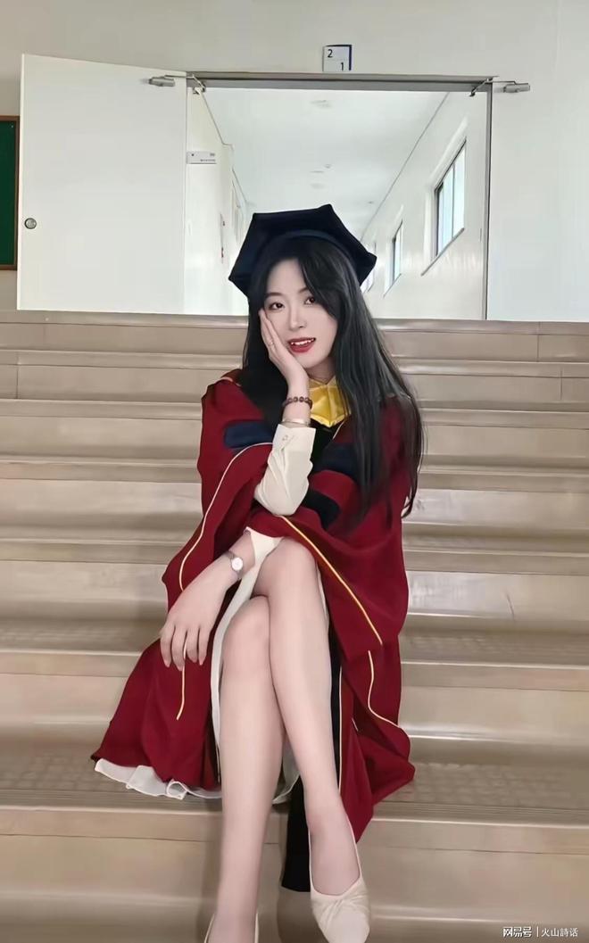 75岁王石在深圳海滩跑步锻炼被偶遇!网友:他光着膀子,身材看起来好瘦,肌肉少得可怜,只剩皮包骨了